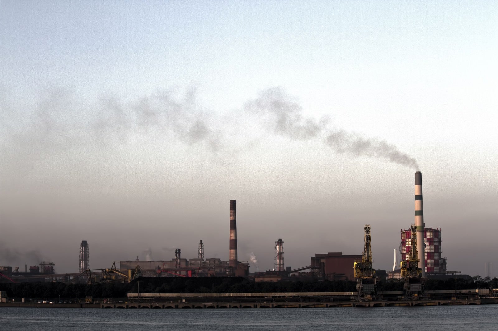 「禍々しい空と対岸の工場」の写真