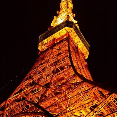 ライトアップされた東京タワーの写真