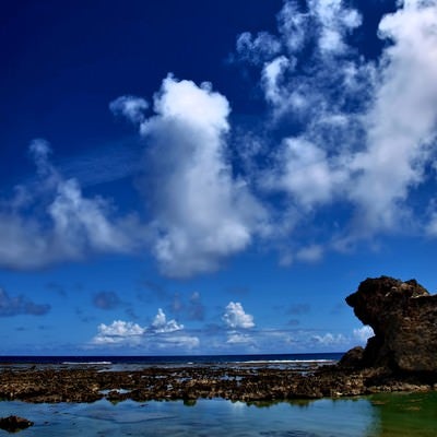沖縄の透き通る海と青い空の写真