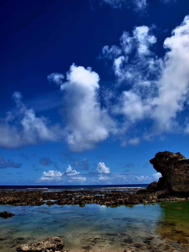 「沖縄の透き通る海と青い空」の写真
