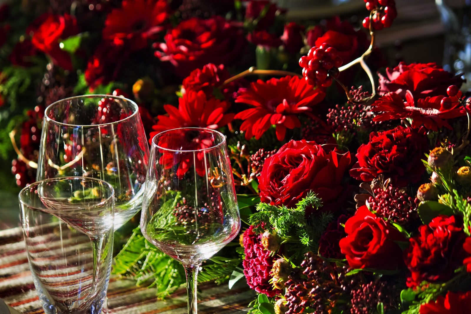 「赤い薔薇とワイングラス」の写真