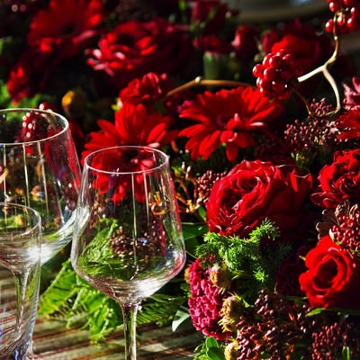 赤い薔薇とワイングラスの写真