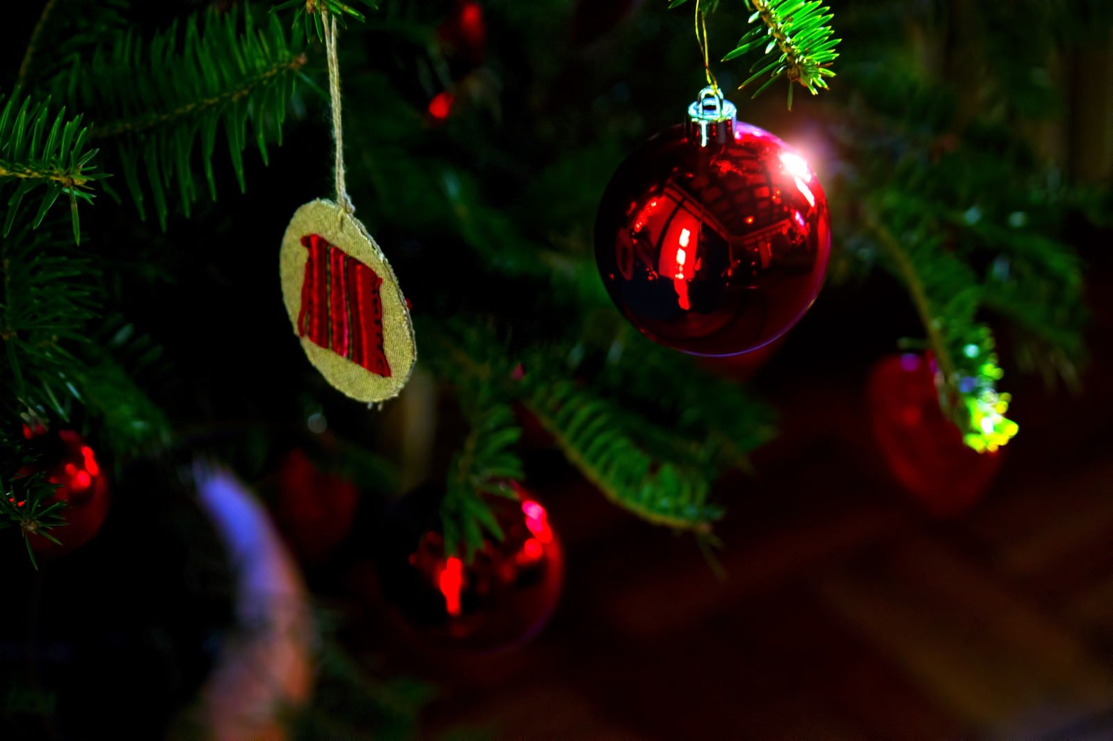 「クリスマスツリーの赤い飾り」の写真