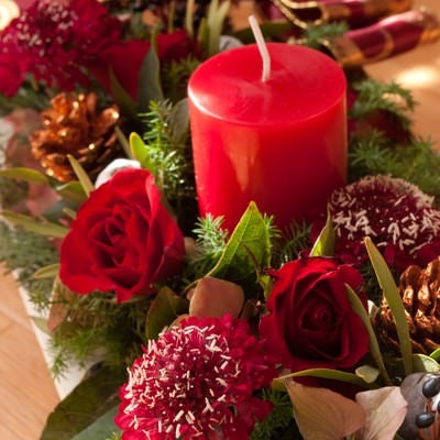 大きな赤い蝋燭と薔薇の写真