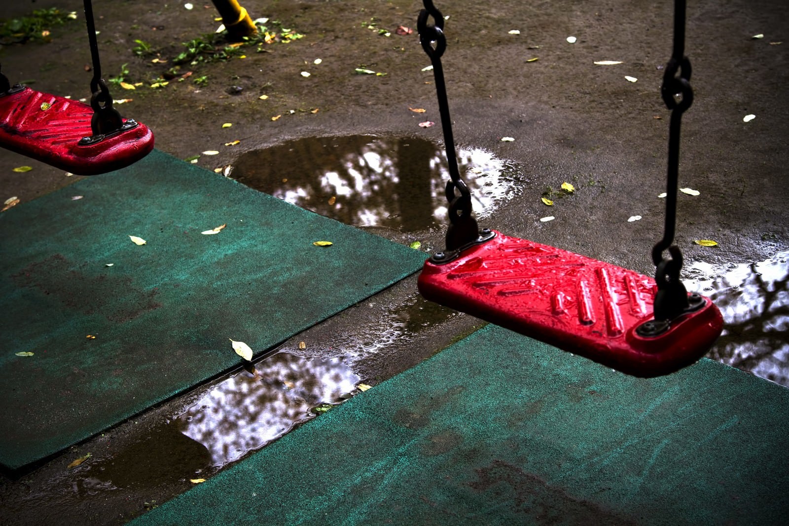 「雨に濡れた赤いブランコ」の写真