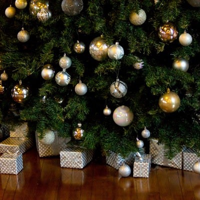 クリスマスツリーとプレゼントの写真