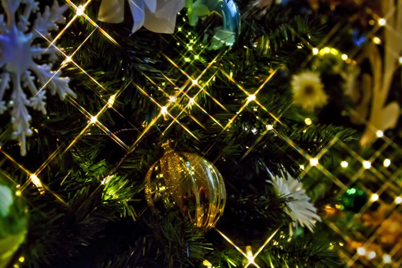 輝くクリスマスツリーの飾りの写真