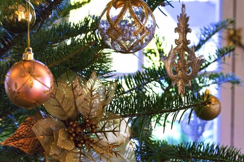 綺麗なクリスマスツリーの飾りの写真