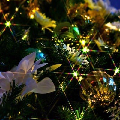 輝くクリスマスツリーの飾りの写真