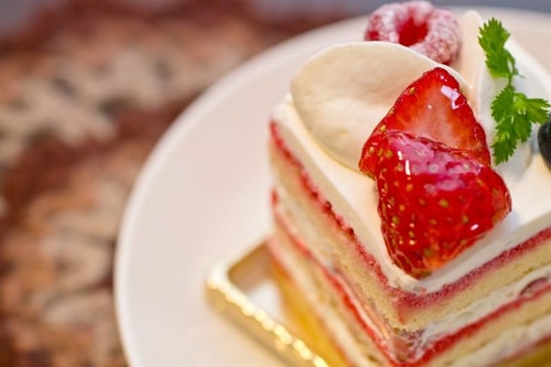 四角い苺のショートケーキの写真