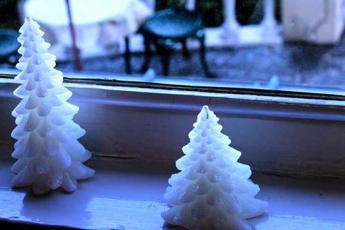 外を伺うクリスマスツリー（ろうそく）の写真