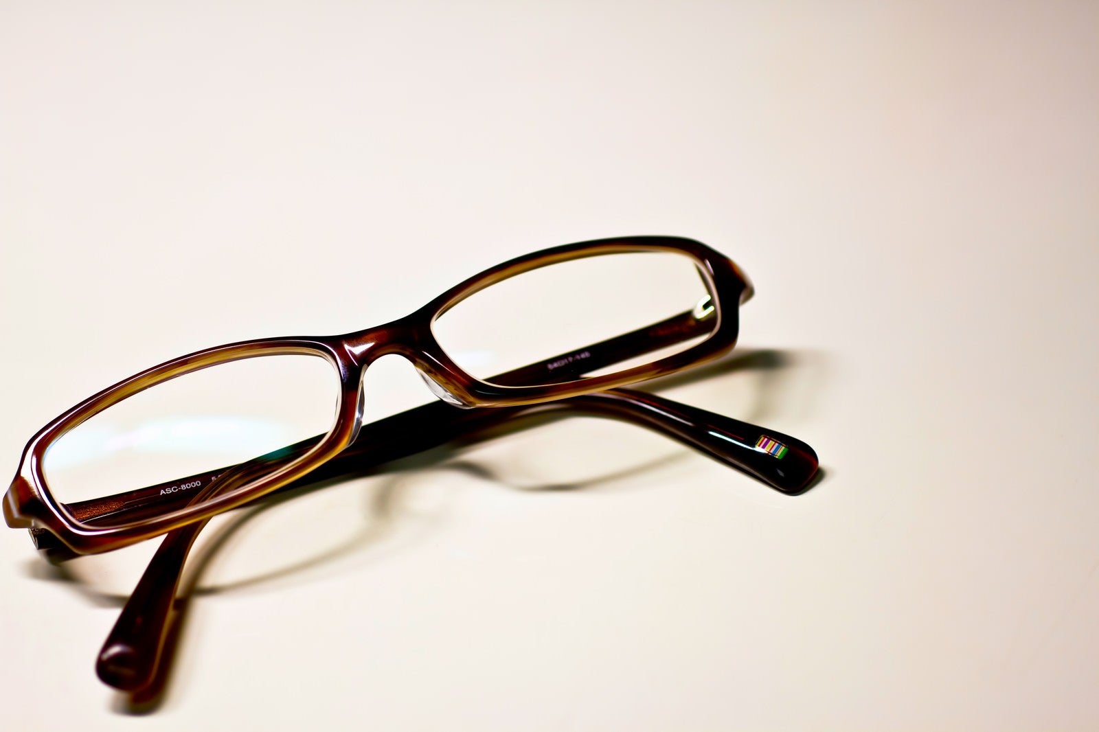 「茶色いフレームの眼鏡」の写真