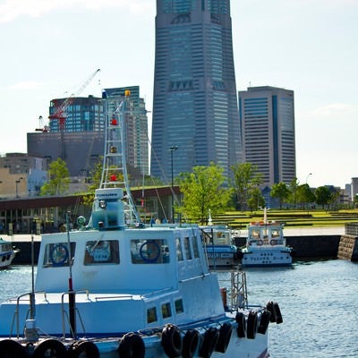 漁船とランドマークタワーの写真