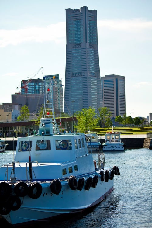 漁船とランドマークタワーの写真