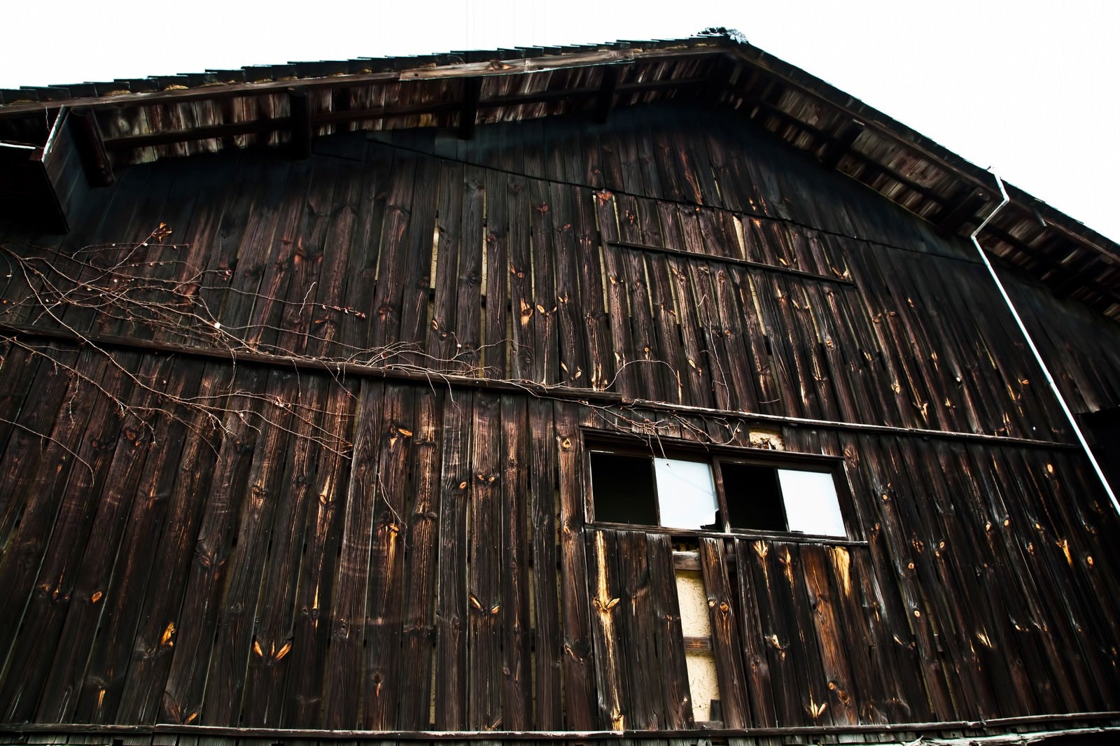 「木造の古い造りの倉」の写真