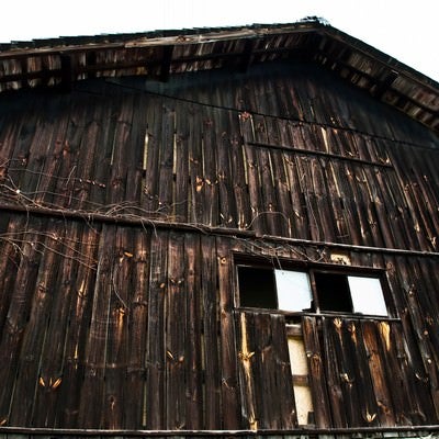 木造の古い造りの倉の写真