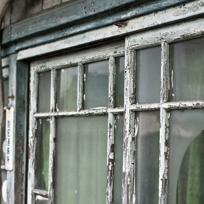 古くボロボロな窓の写真