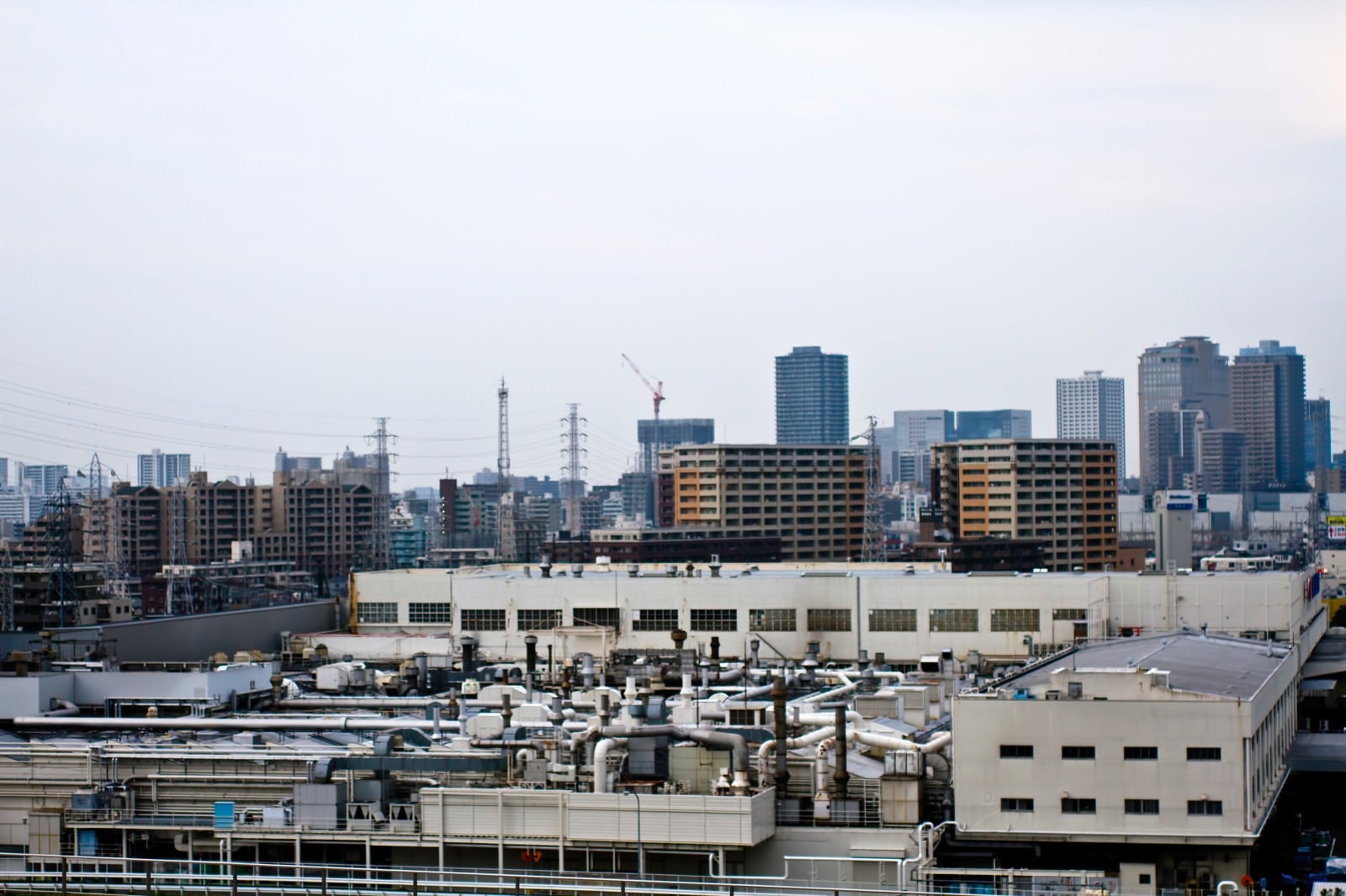 「川崎の工場とビル」の写真