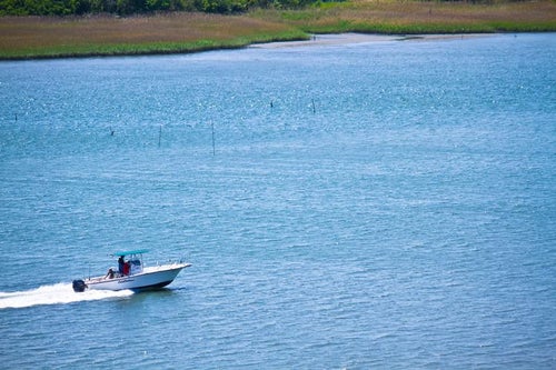 多摩川を走るボートの写真