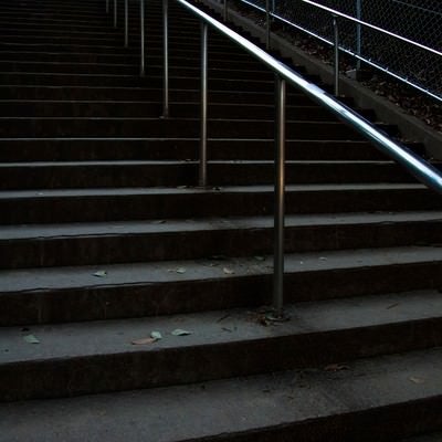 公園の階段と手すりの写真