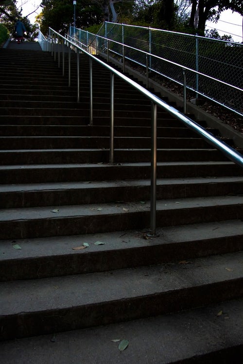 公園の階段と手すりの写真