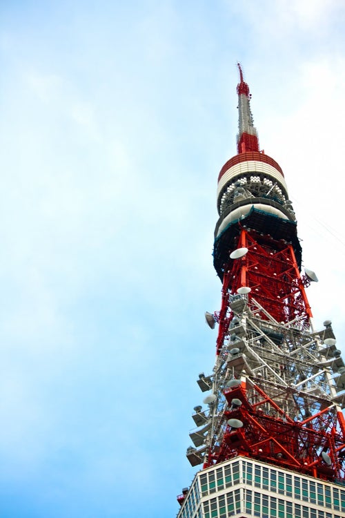 天辺が曲がった東京タワーの写真