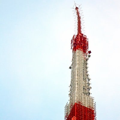 震災で曲がった東京タワーの写真
