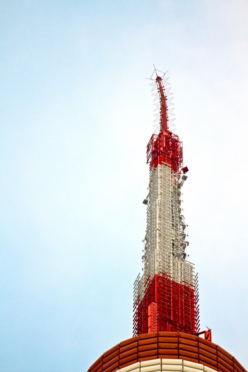 震災で曲がった東京タワーの写真