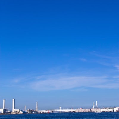横浜の海と青空の写真