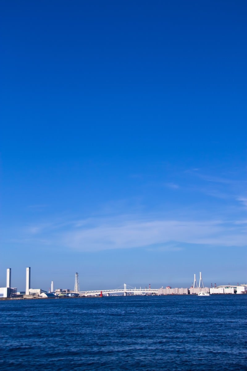 横浜の海と青空の写真