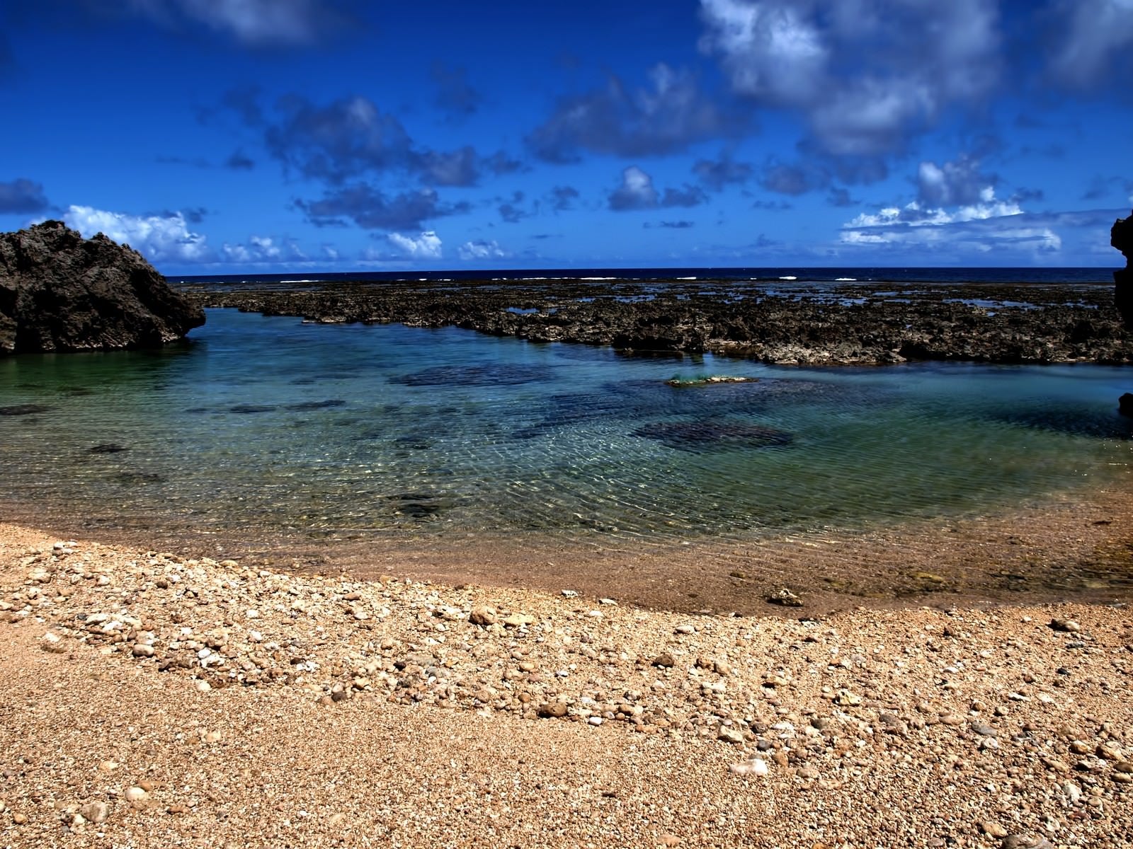 「沖縄の透き通る海と砂浜」の写真