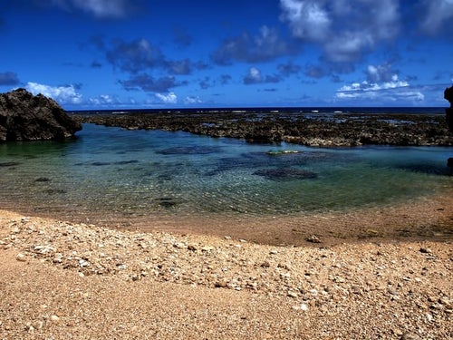 沖縄の透き通る海と砂浜の写真