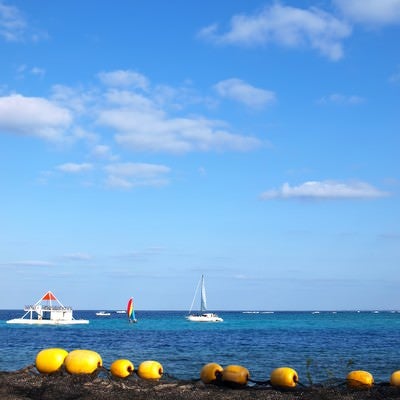 沖縄の海とヨットの写真