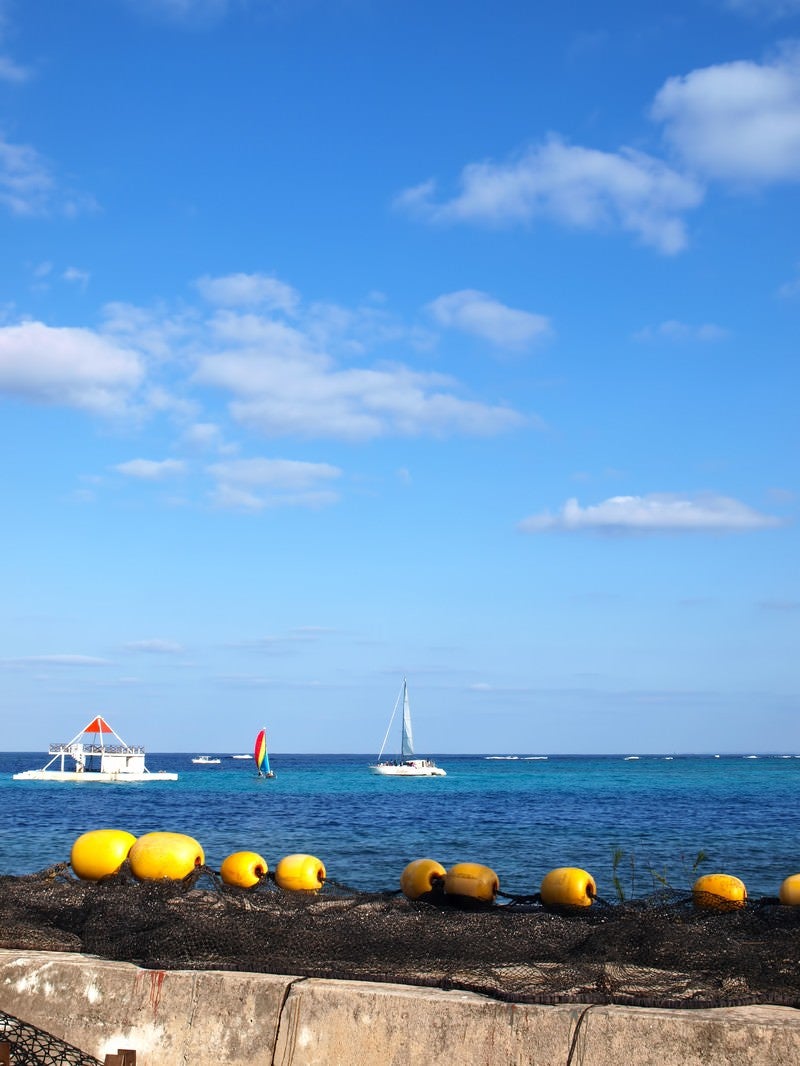 「沖縄の海とヨット」の写真