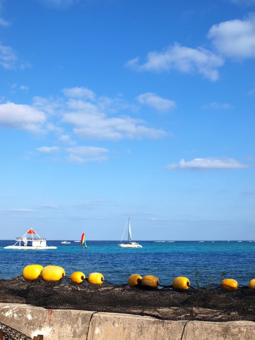 沖縄の海とヨットの写真