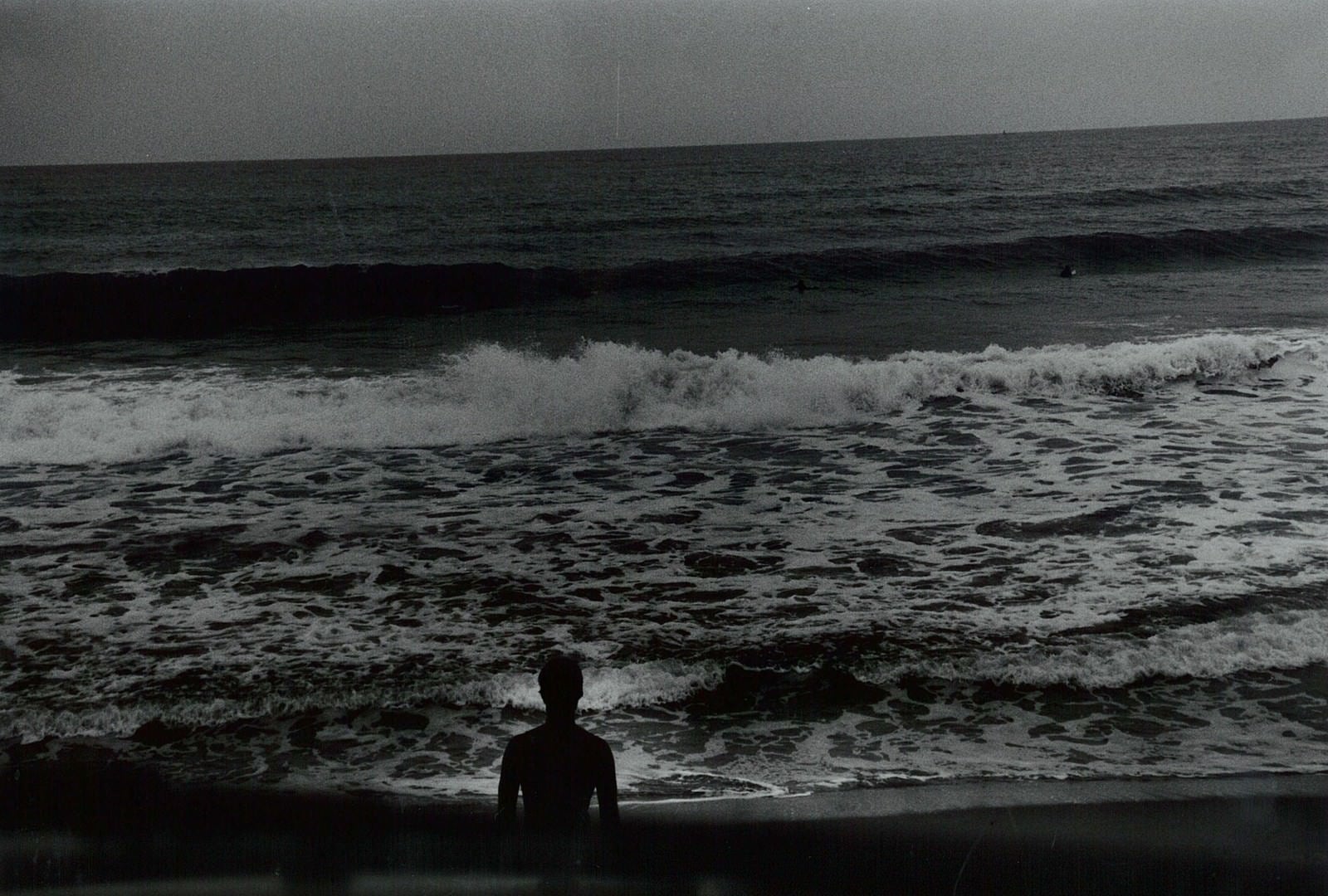 「海とサーファー（フィルム写真）」の写真