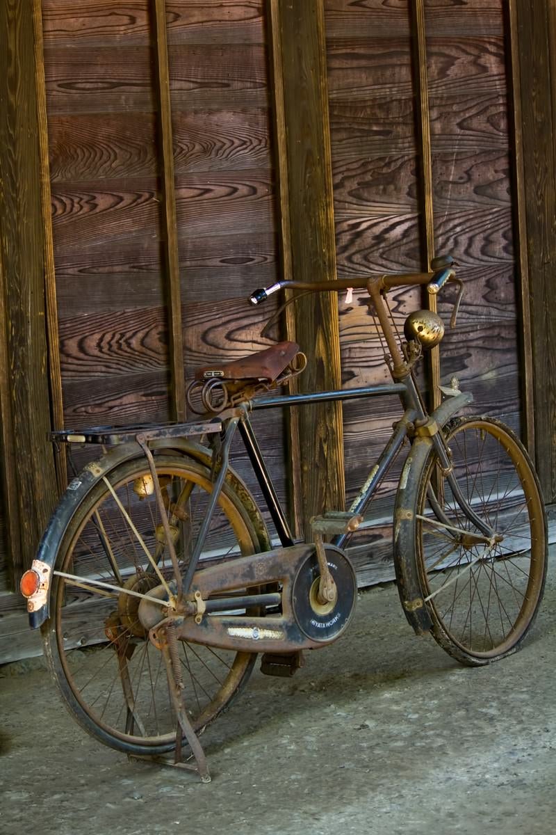 「古びて錆びた自転車」の写真