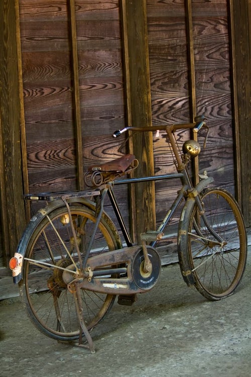 古びて錆びた自転車の写真