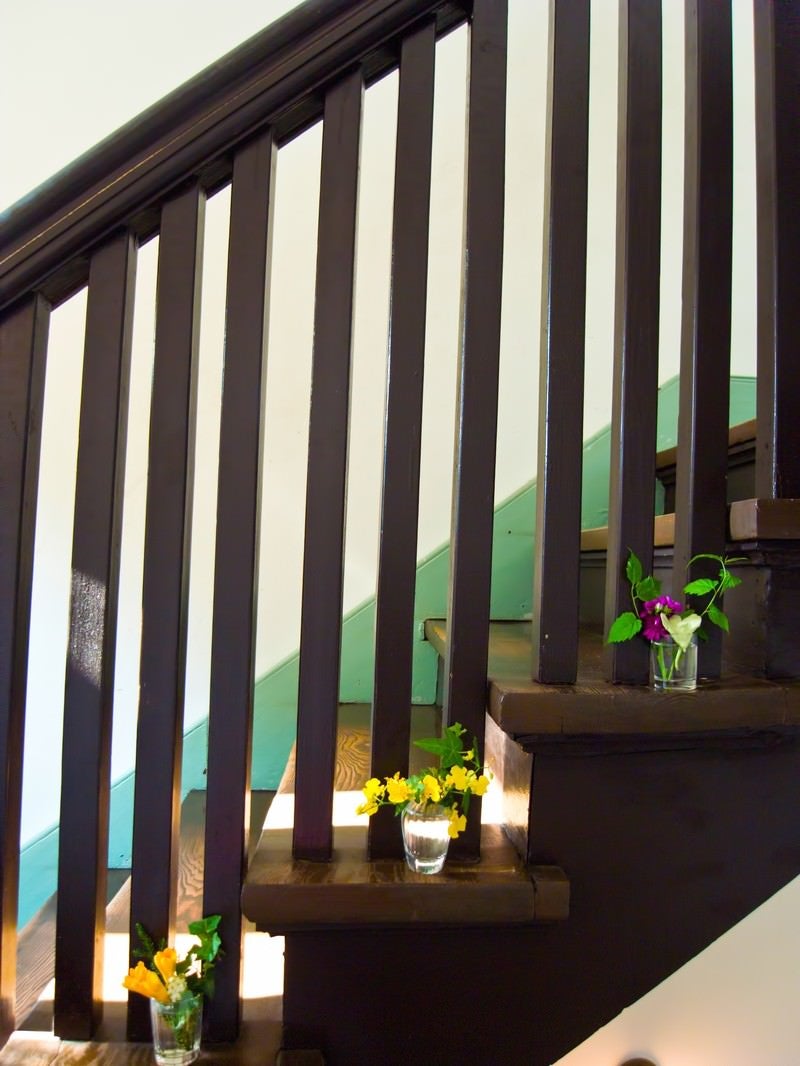 「階段に置かれた造花」の写真