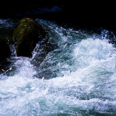 渓流の水しぶきの写真