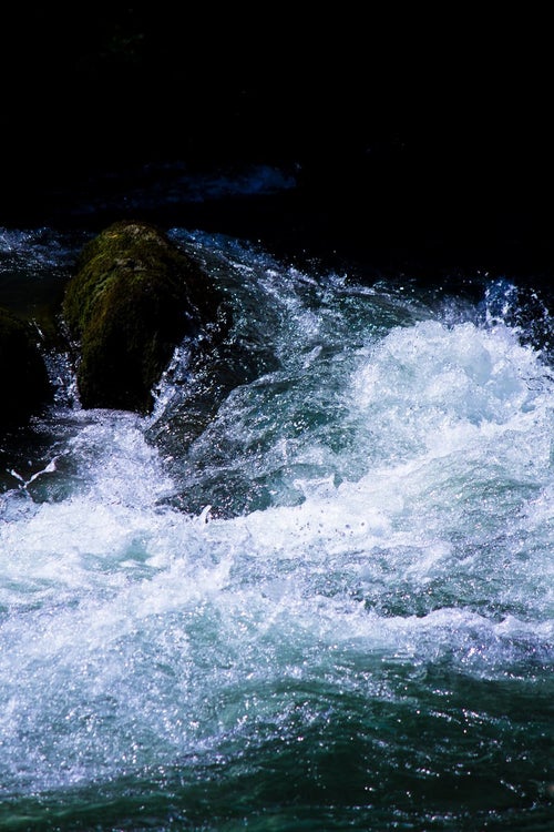 渓流の水しぶきの写真