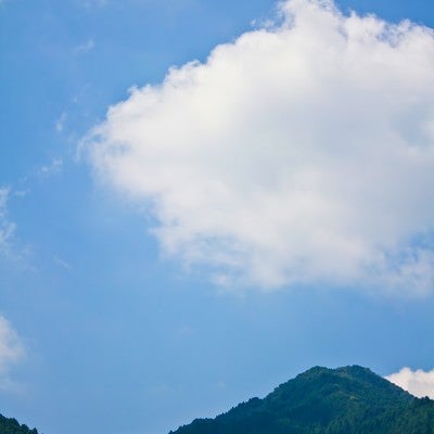 真夏の青空と山の写真