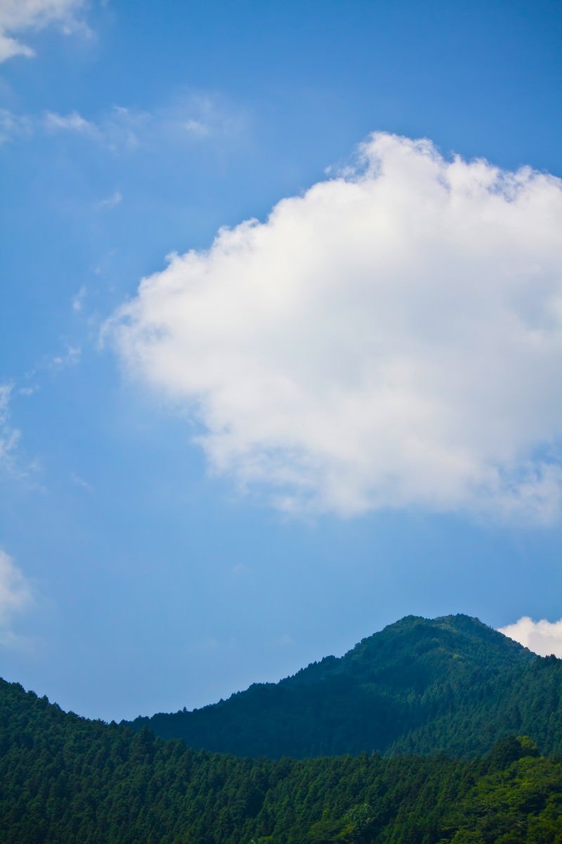 「真夏の青空と山」の写真