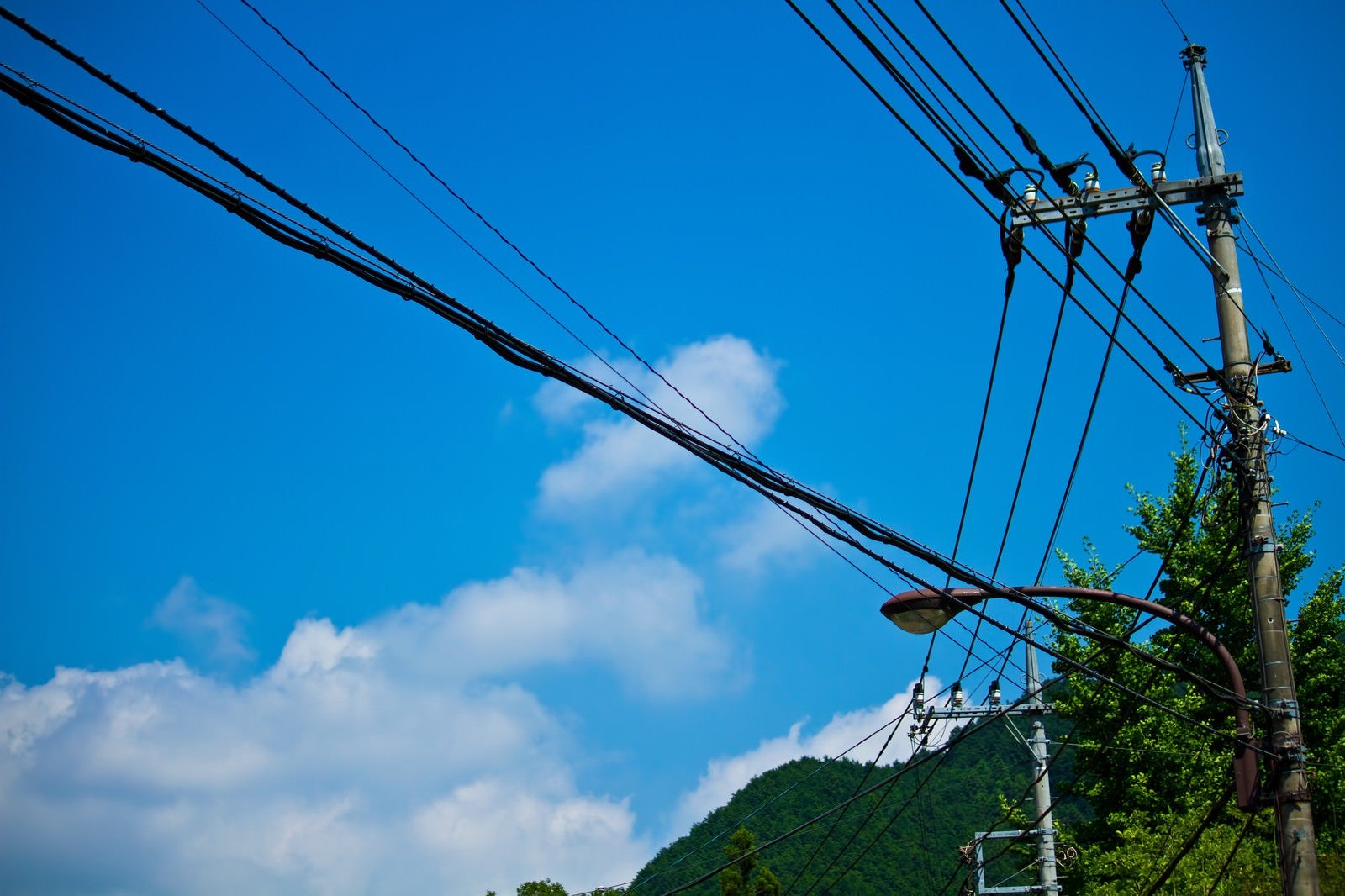 「真夏の青空と電柱・電線」の写真