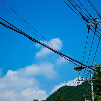 真夏の青空と電柱・電線の写真