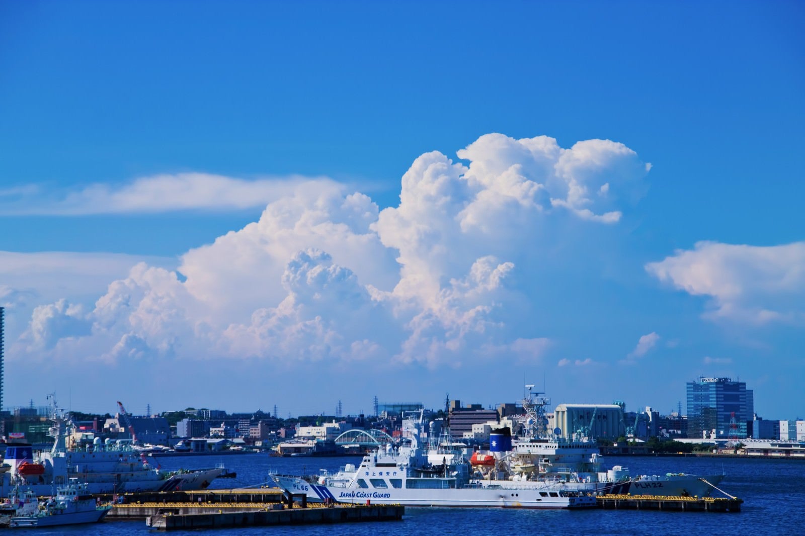 「大きな入道雲と港」の写真
