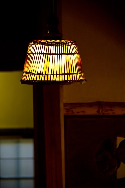 木製の電灯の写真