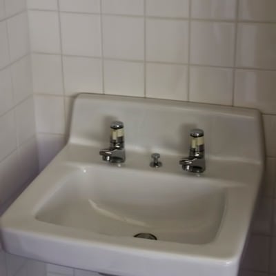 無機質な洗面台の写真