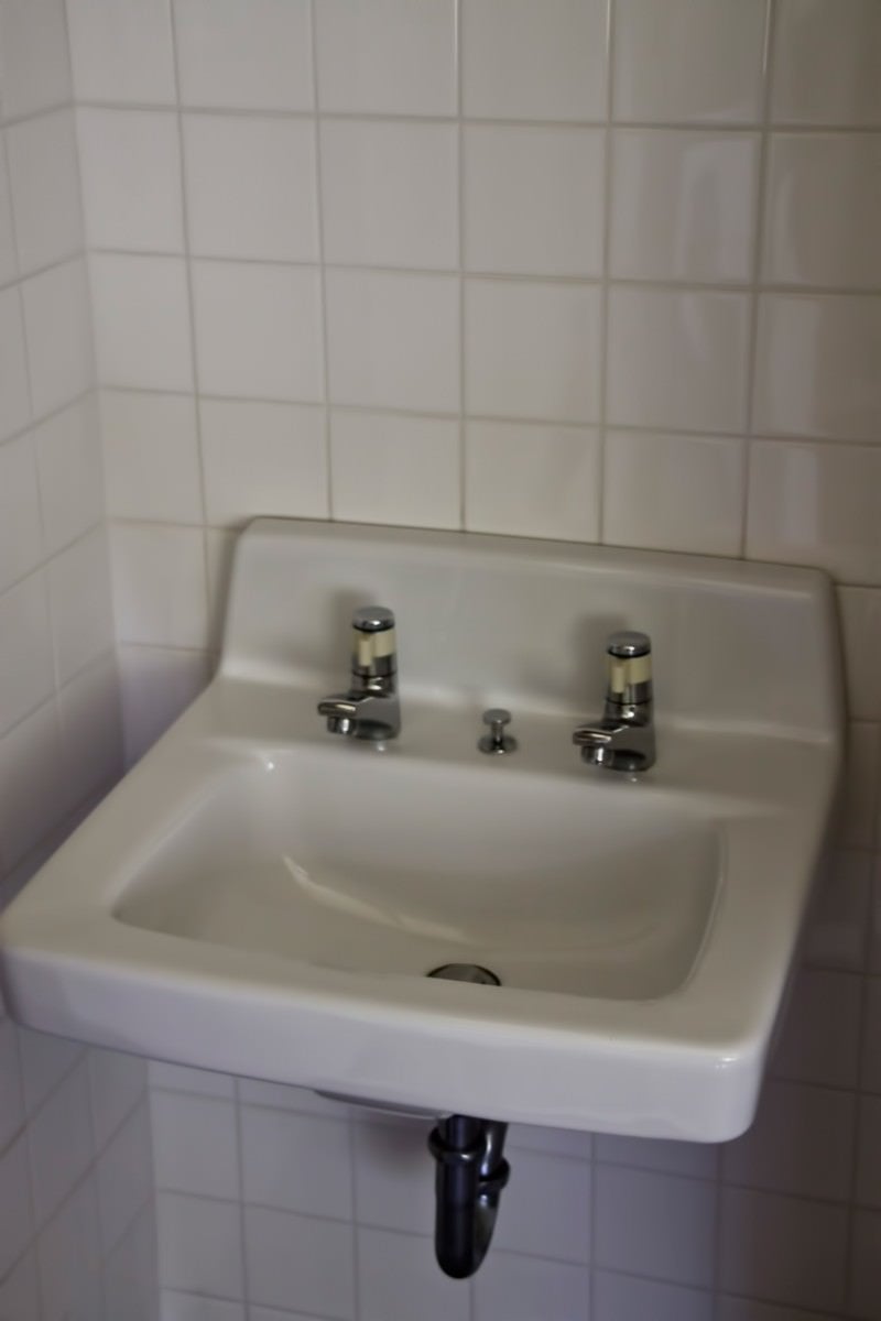 「無機質な洗面台」の写真