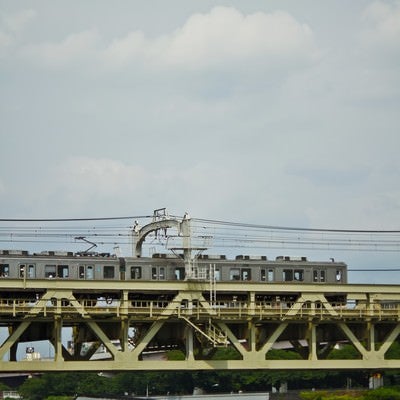 隅田川を通過する電車の写真